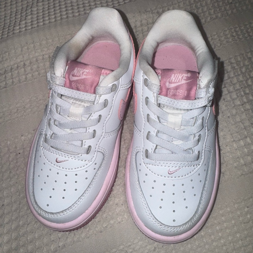 Nike White and Pink Sneakers Classic Design